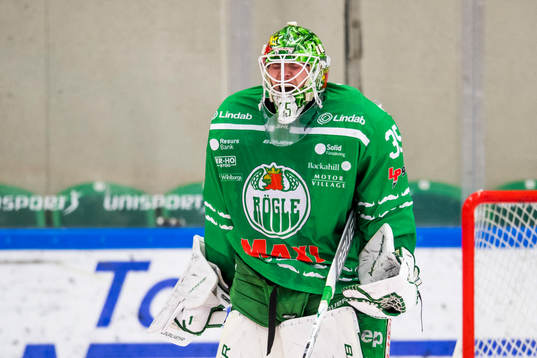 Rögles målvakt Emil Kruse jublar