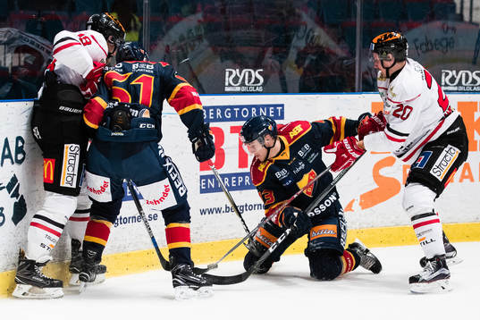 Örebros Joakim Andersson och Marcus Weinstock i kamp om