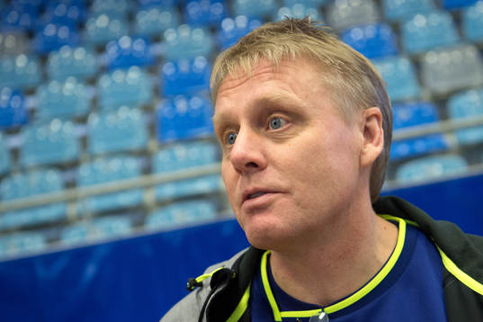 Sjukgymnast Anders Broström blir intervjuad