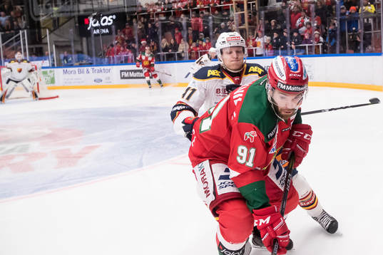 Moras Jacob Lagacé framför Djurgårdens Alexander Falk  i