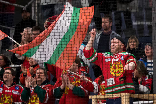 Moras supporters jublar i ishockeymatchen i SHL mellan Mora