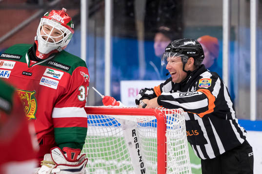 Moras målvakt Christian Engstrand och domare Wolmer