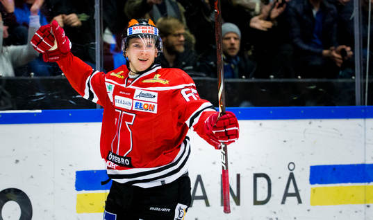 Örebros Sakari Manninen gör 1-0 och jublar