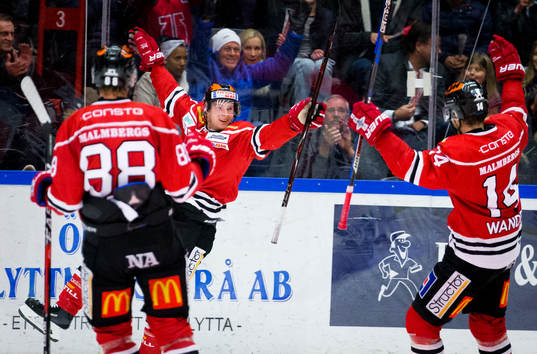 Örebros Sakari Manninen gör 3-0 och jublar med Viktor