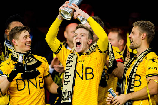 Erling Knudtzon of Lillestrøm lifts the cup trophy
