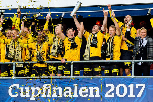 Frode Kippe of Lillestrøm lifts the cup trophy