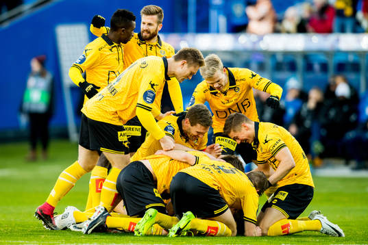 Mats Haakenstad of Lillestrøm celebrates with teammates Ifeanyi Mathew, Aleksander Melgalvis Andreassen, Marius Amundsen, Erling Knudtzon, Frode Kippe and Fredrik Krogstad after scoring 2-0