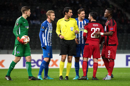 Östersunds Brwa Nouri i en diskussion med Hertha Berlins Niklas Stark och Hertha Berlins Fabian Lustenberger