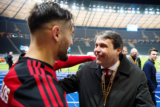 Östersunds Sotirios Papagiannopoulus jublar och kramar om klubbens ordförande Daniel Kindberg