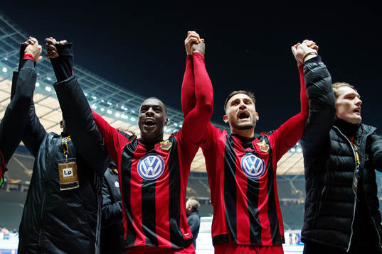Östersunds Ken Sema och Sotirios Papagiannopoulus jublar