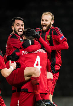 Östersunds Brwa Nouri och Curtis Edwards jublar med Sotirios Papagiannopoulus efter hans 0-1 mål