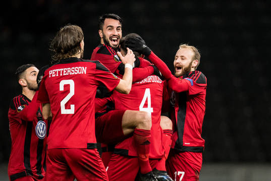 Östersunds Brwa Nouri och Curtis Edwards jublar med Sotirios Papagiannopoulus efter hans 0-1 mål