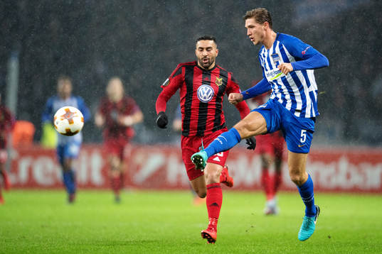 Östersunds Saman Ghoddos och Hertha Berlins Niklas Stark i duell