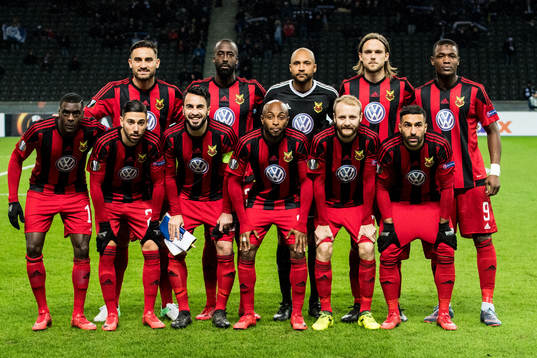 Östersunds spelare ställer upp för en lagbild, övre
