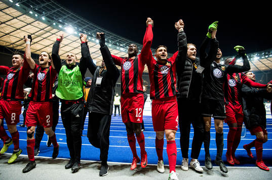 Östersunds spelare med Ken Sema och Sotirios Papagiannopoulus (m) jublar