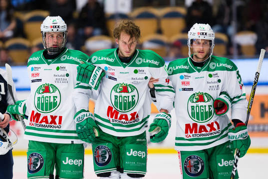 Rögles Alexander Younan leds av isen skadad