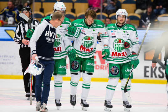 Rögles Alexander Younan leds av isen skadad