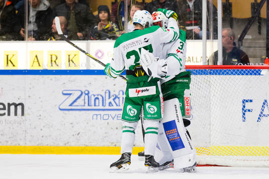 Rögles Jesper Williamsson och målvakt Justin Pogge jublar