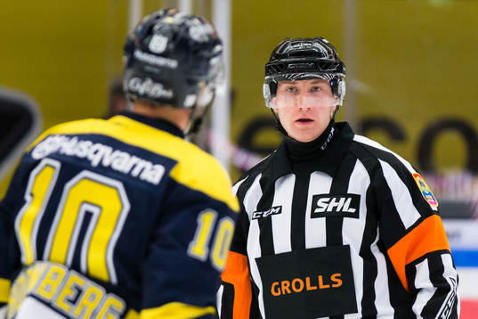 s Martin Thörnberg missnöjd med domaren Benjamin Hoppe