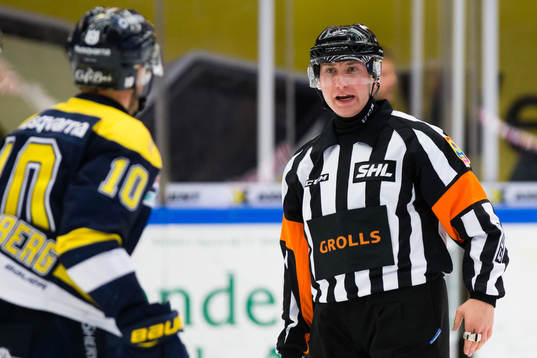 s Martin Thörnberg missnöjd med domaren Benjamin Hoppe