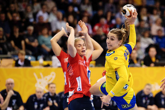 Sveriges Anna Lagerquist bryter igenom mot Norges Kari