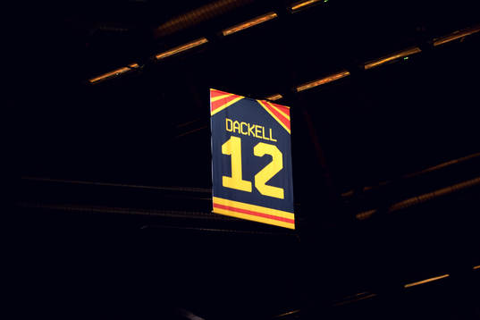 Andreas Dackell får sin tröja hissad