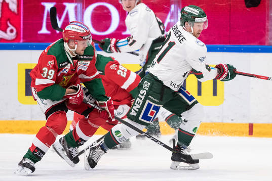 Moras Jacob Nilsson jagar Frölundas Lias Andersson  i