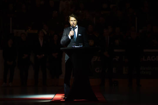 Andreas Dackell uppmärksammas före  ishockeymatchen i SHL