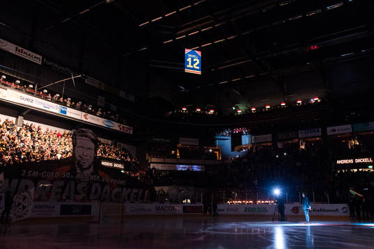 Andreas Dackell får sin tröja hissad i taket före