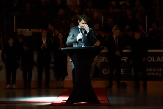 Andreas Dackell uppmärksammas före  ishockeymatchen i SHL