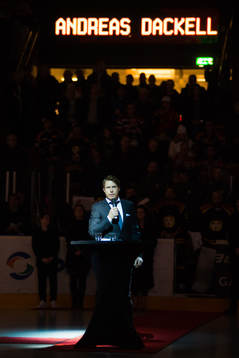 Andreas Dackell uppmärksammas före  ishockeymatchen i SHL