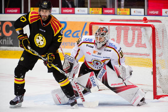 Brynäs Drew Miller och Luleås målvakt Filip Gustavsson