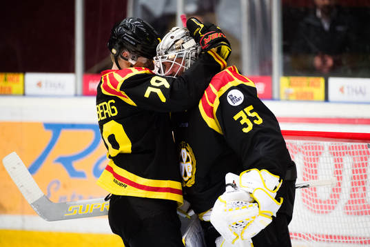 Brynäs Daniel Mannberg och målvakt David Rautio jublar