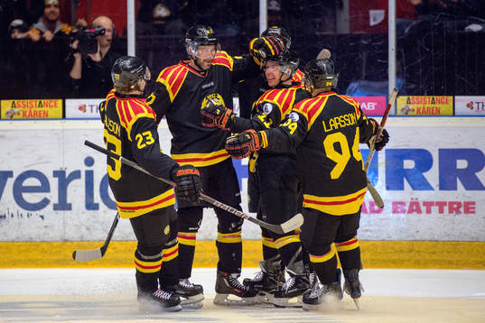 Brynäs Drew Miller jublar med lagkamrater