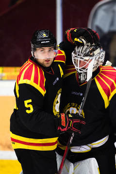 Brynäs Lukas Kilström och målvakt David Rautio jublar