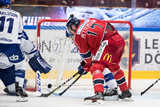 Västerviks Dan Pettersson framför Leksands målvakt Jonas