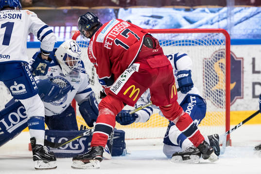 Västerviks Dan Pettersson framför Leksands målvakt Jonas