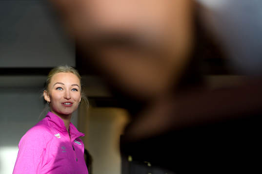 Stine Bredal Oftedal blir intervjuad på en pressträff med