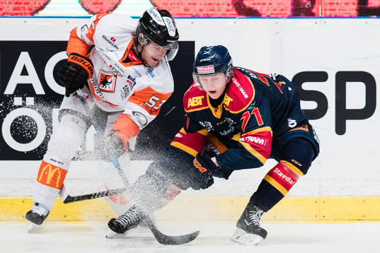Karlskronas Bobbo Petersson i kamp om pucken med