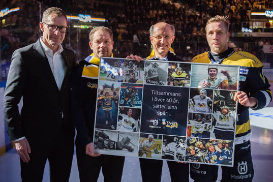 s ordförande och HV71:s Martin Thörnberg (h) delar ut en