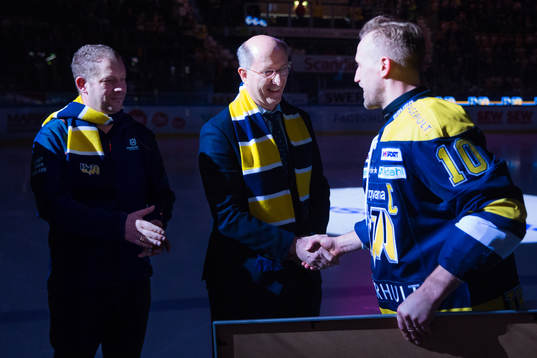 s ordförande och HV71:s Martin Thörnberg (h) delar ut en