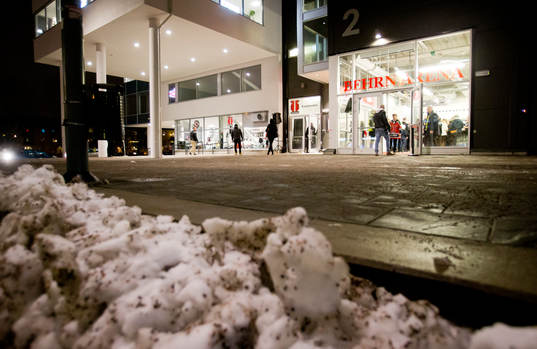 Entrén till Behrn Arena med snö i förgrunden