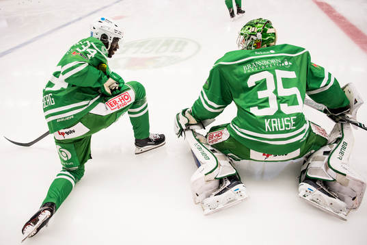 Rögles Edwin Hedberg och målvakt Emil Kruse