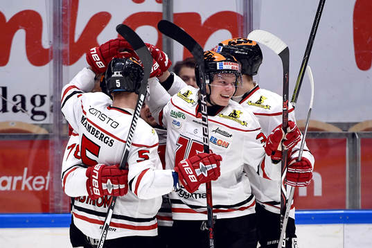 Örebros Victor Bartley jublar med lagkamrater