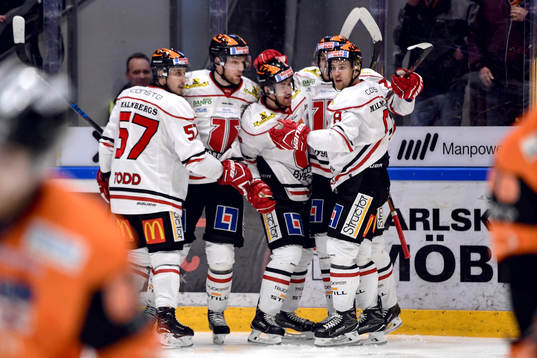 Örebros Tylor Spink jublar med lagkamrater