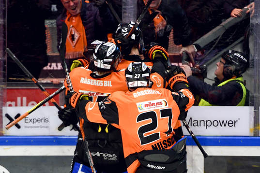 Karlskronas Joel Kellman jublar med lagkamrater