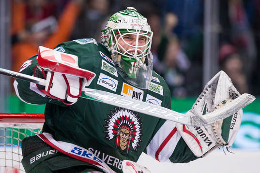 Frölundas målvakt Johan Gustafsson jublar