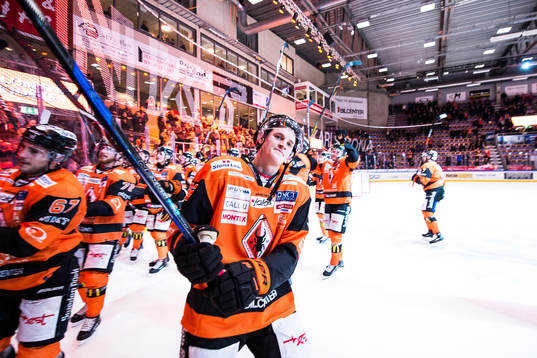 Karlskronas Henrik Törnqvist  jublar