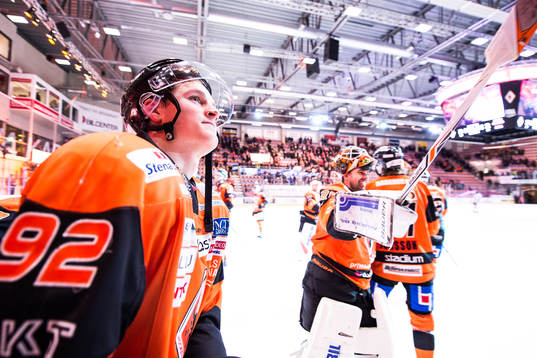 Karlskronas Henrik Törnqvist jublar