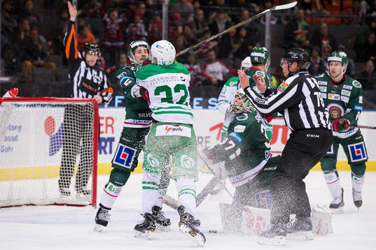 Frölundas Adam Almqvist och Rögles Melvin Karlsson i kamp